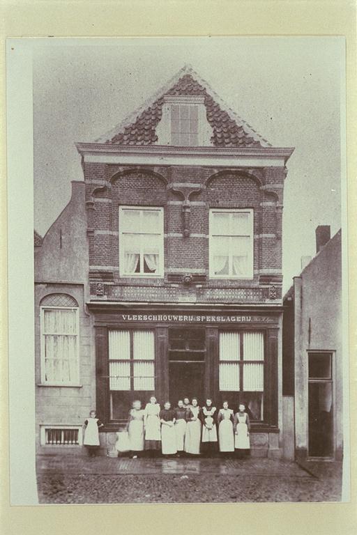 [Vleeshouwerij & Spekslagerij Wed. R. Spoor, Hoogstraat 350 te Woudrichem]