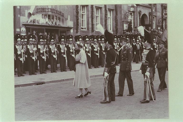 [Bezoek van H.M. koningin Juliana en Z.K.H. prins Bernhard aan 's-Hertogenbosch, 7 juli 1954]