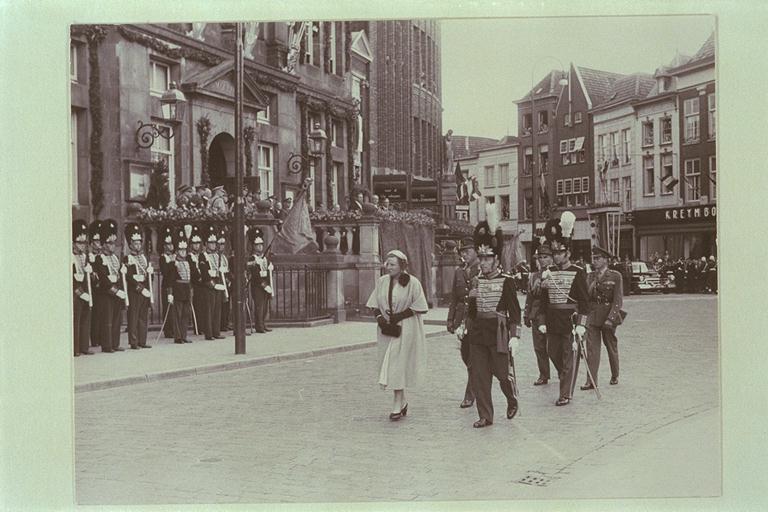 [Bezoek van H.M. koningin Juliana en Z.K.H. prins Bernhard aan 's-Hertogenbosch, 7 juli 1954]