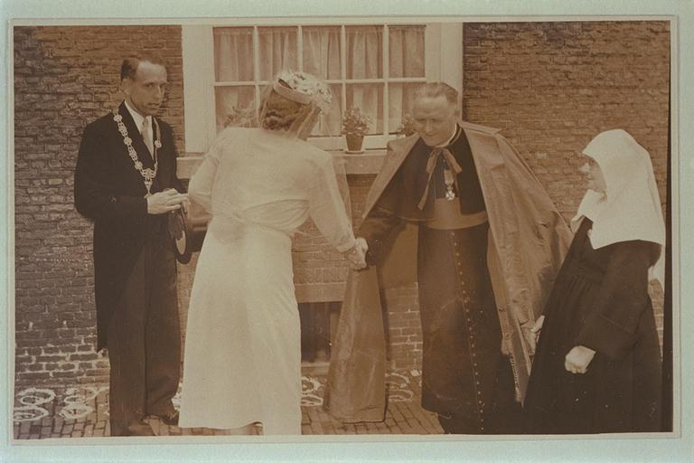 [Bezoek van H.M. Koningin Juliana aan Breda bij gelegenheid van het 700-jarig bestaan van de stad]