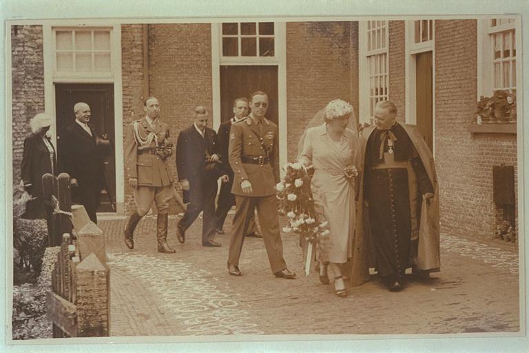 [Bezoek van H.M. Koningin Juliana aan Breda bij gelegenheid van het 700-jarig bestaan van de stad]