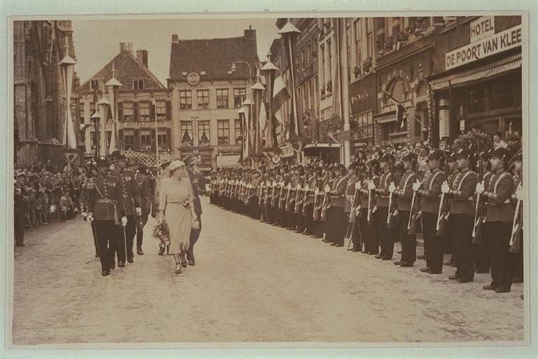 [Bezoek van H.M. Koningin Juliana aan Breda bij gelegenheid van het 700-jarig bestaan van de stad]
