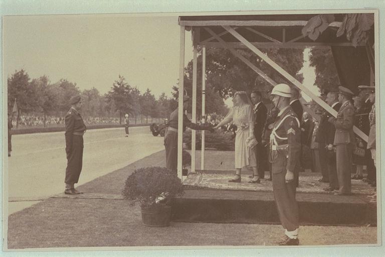[Bezoek van H.M. Koningin Juliana aan Breda bij gelegenheid van het 700-jarig bestaan van de stad]