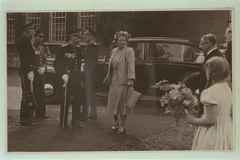 [Bezoek van H.M. Koningin Juliana aan Koninklijke Militaire Academie bij gelegenheid van 125-jarig bestaan]