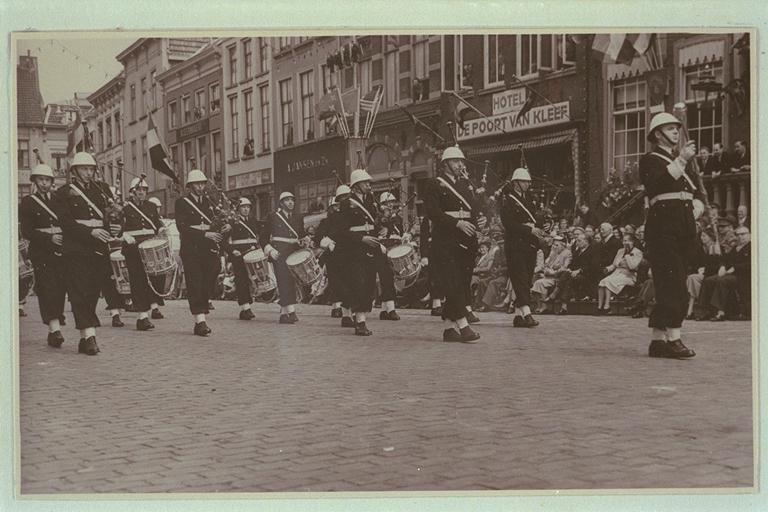 [Bezoek van H.M. Koningin Juliana aan Koninklijke Militaire Academie bij gelegenheid van 125-jarig bestaan]